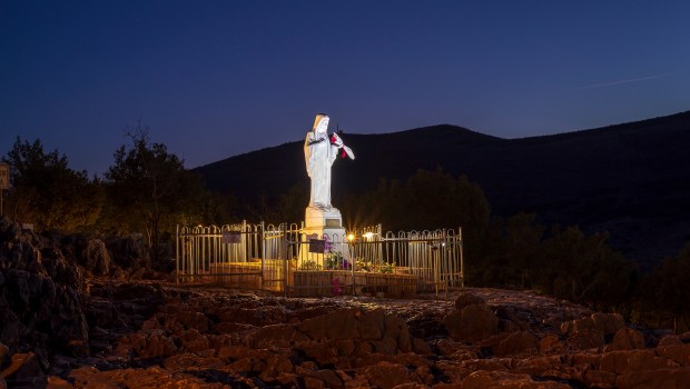 Pilgrims-in-Medjugorje-Statue-of-Virgin-Mary