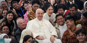 Pope met by cheering crowds on busy day in Indonesia (Photos)