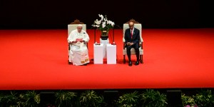 In Singapore, Pope encourages migrant workers and families 