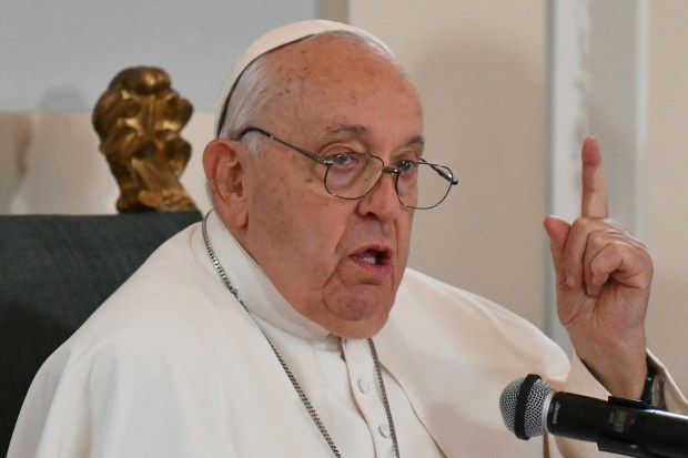 Pope-Francis-delivers-a-speech-next-to-King-Philippe-and-Queen-Mathilde-of-Belgium-at-the-Castle-of-Laeken-Brussel