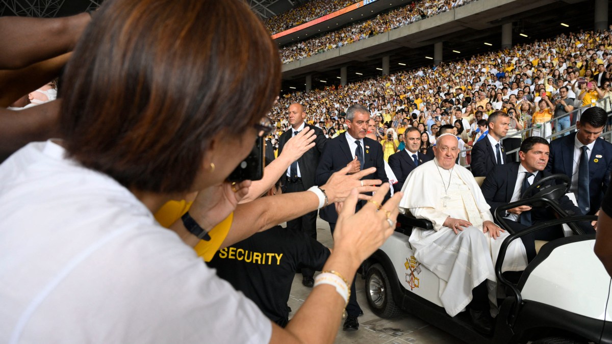 Pope-Francis-mass-National-Stadium-Singapore