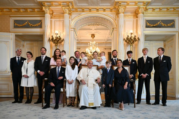 Pope Francis (C) poses with Grand Duke Henri of Luxembourg (5L), his wife Grand Duchess Maria Teresa of Luxembourg (4R) and The Grand Ducal Family at the Grand ducal palace in Luxembourg