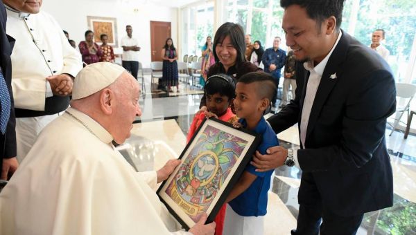 Pope-Francis-refugees-hosted-by-the-Jesuit-Refugee-Service-Indonesia-Vatican-Media