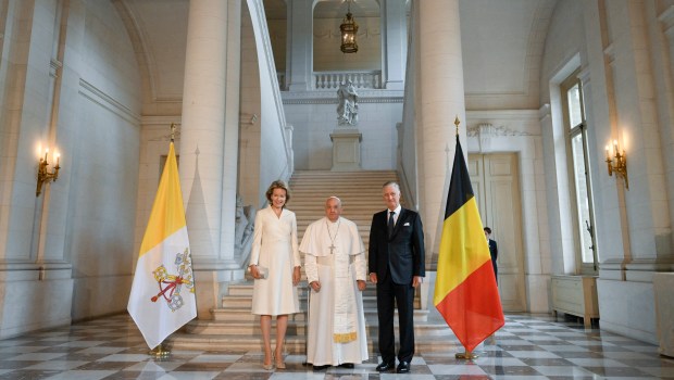Pope-Francis-welcomed-by-King-Philippe-and-Queen-Mathilde-of-Belgium-at-the-Castle-of-Laeken-Brussel