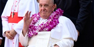 Pope concludes Asia-Oceania trip, returns to Rome 