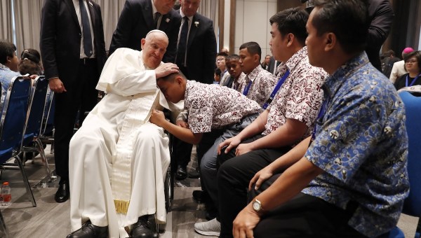 little ones embrace pope