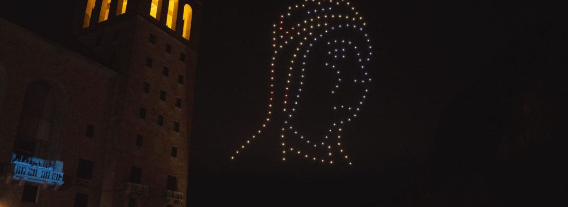 200 drones iluminan Montserrat con la imagen de la Virgen