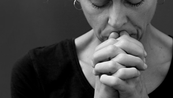 Modląca się kobieta