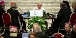 Pope draws on poetry for final greetings to Synod
