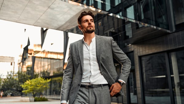 Elegancki mężczyzna w garniturze