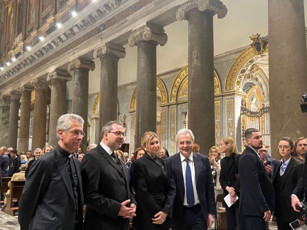 Olena Zelenska, First Lady of Ukraine, with the Ukrainian Ambassador to the Holy See, Andrii Yurash and others at a mass to mark the 1000 days since the beginning of the war in Ukraine