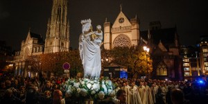 The Virgin Mary returns home to Notre Dame! (Photos)