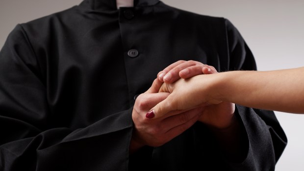 Zakochanie się w księdzu. Co robić?