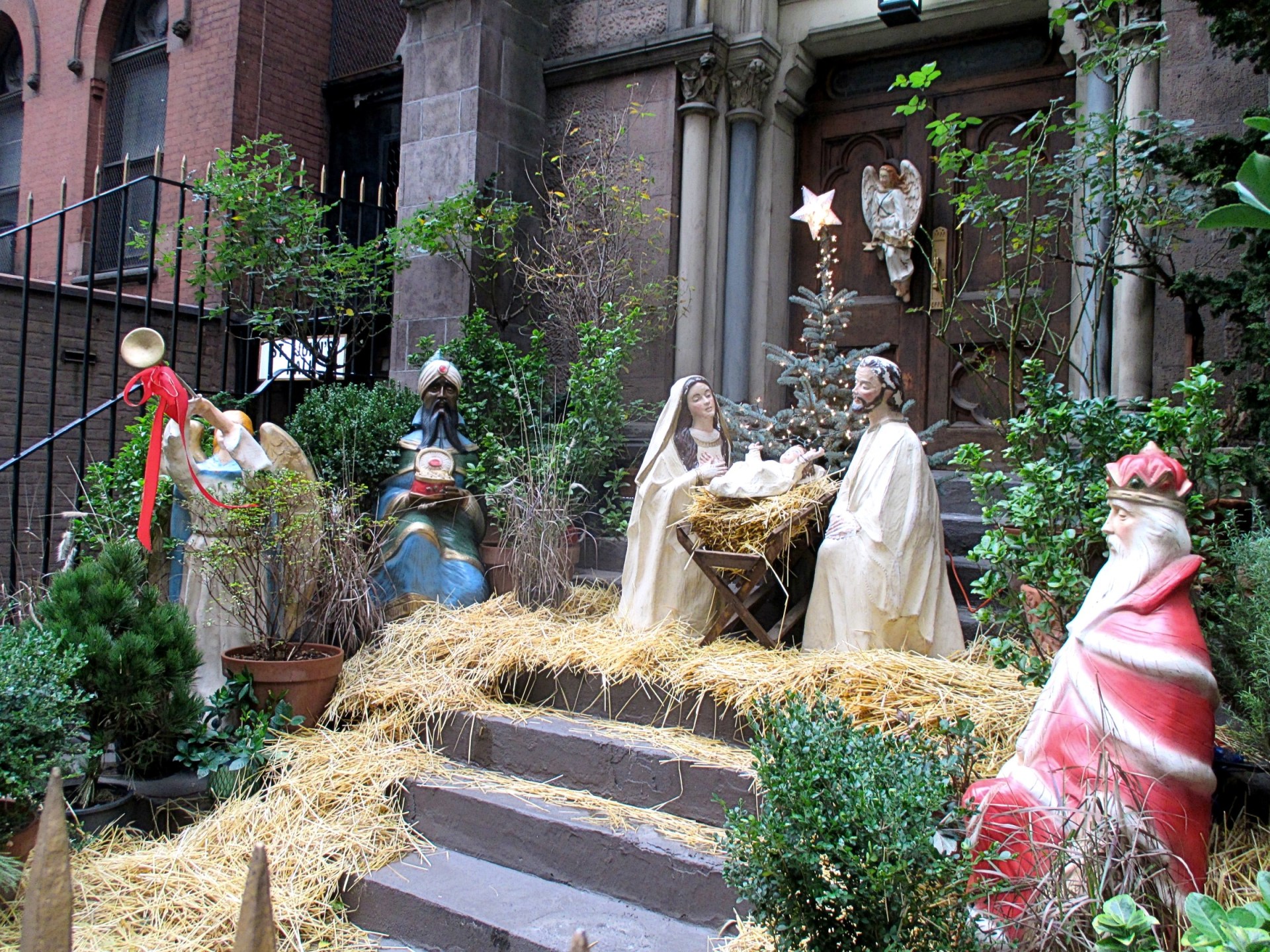 SLIDE 11 - Nativity scenes around the world - United States