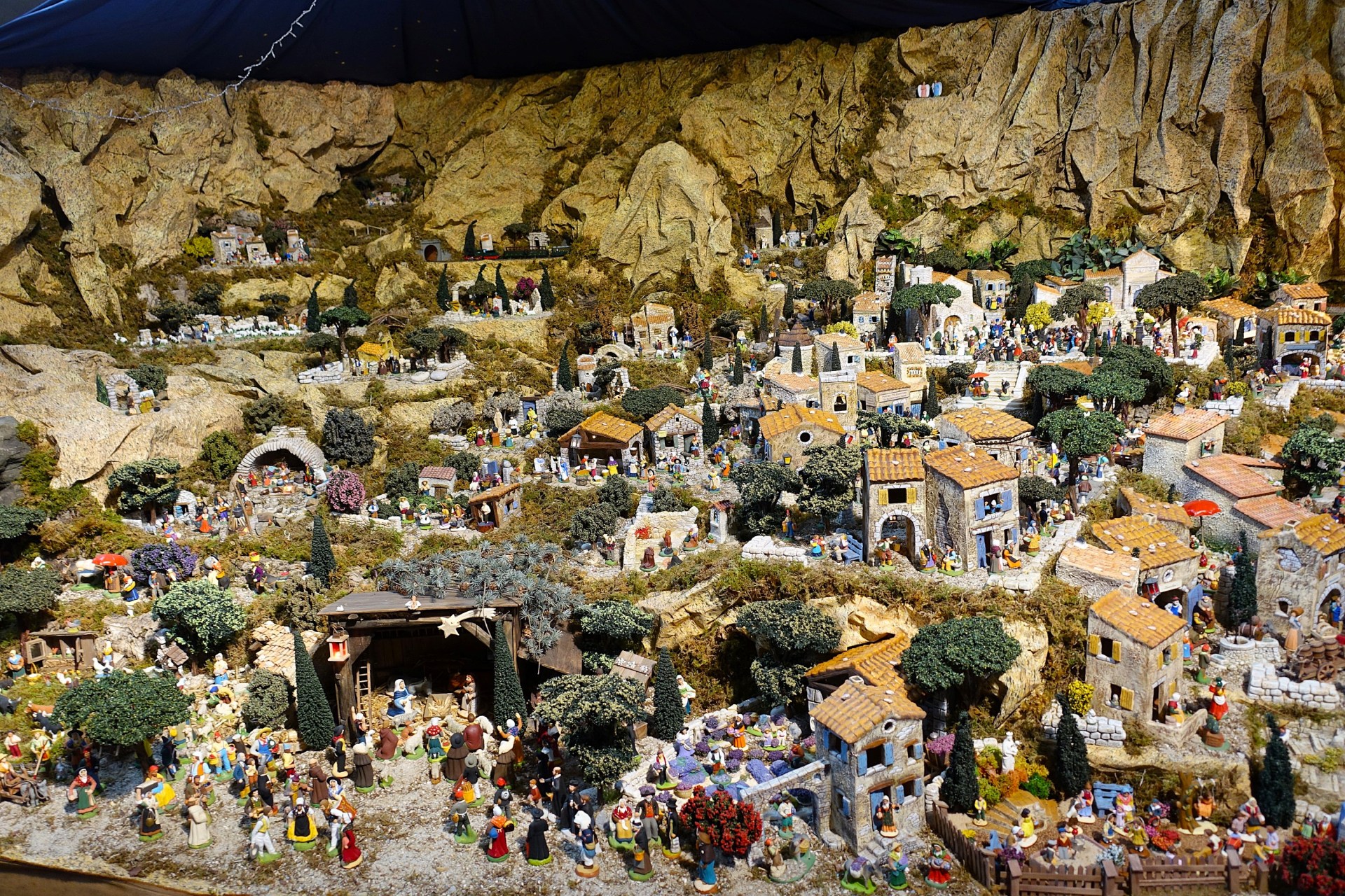 SLIDE 6 - Nativity scenes around the world - France