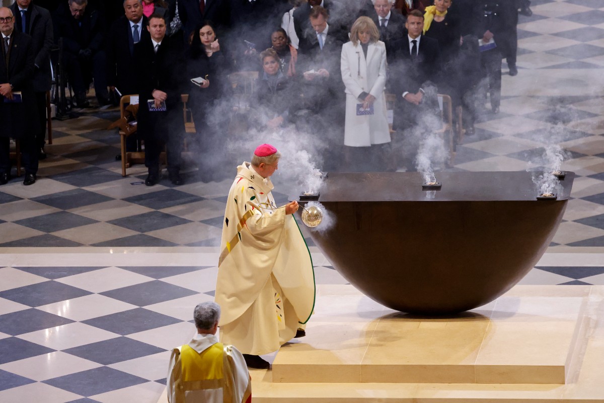 the-crown-of-thorns-returns-to-notre-dame-of-paris