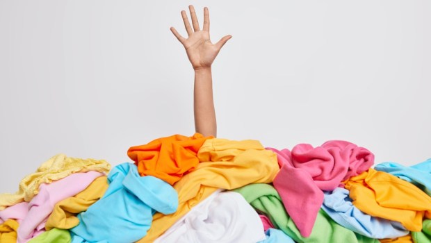 Ręką wystająca ze sterty ubrań