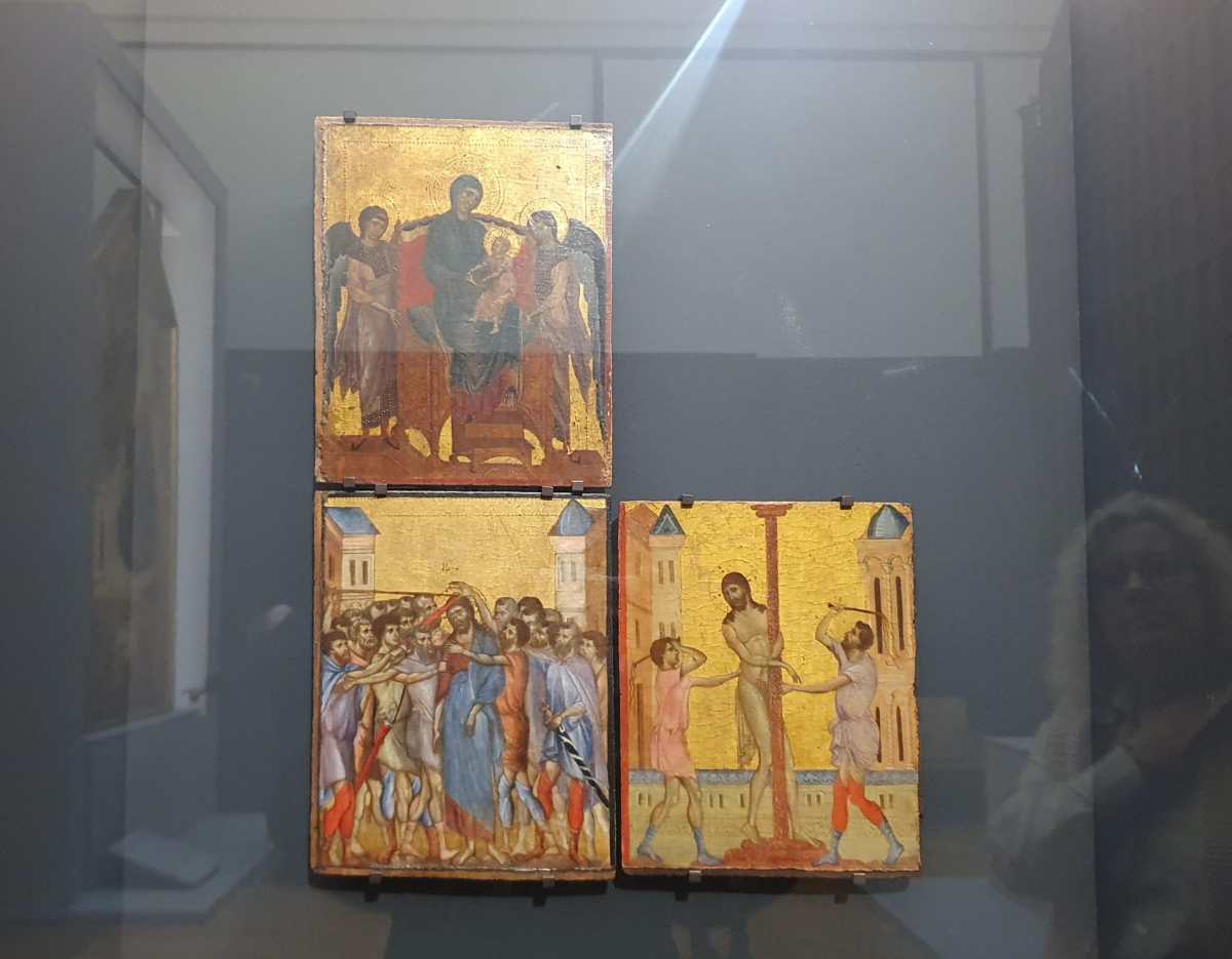 Cimabue, Trois panneaux provenant d’un diptyque, vers 1285-1290, peint sur bois, La Maesta - La Dérision du Christ - la Flagellation