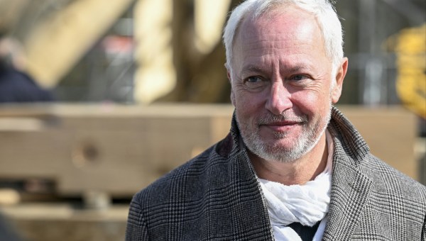 Phillippe Villeneuve architect outdoors