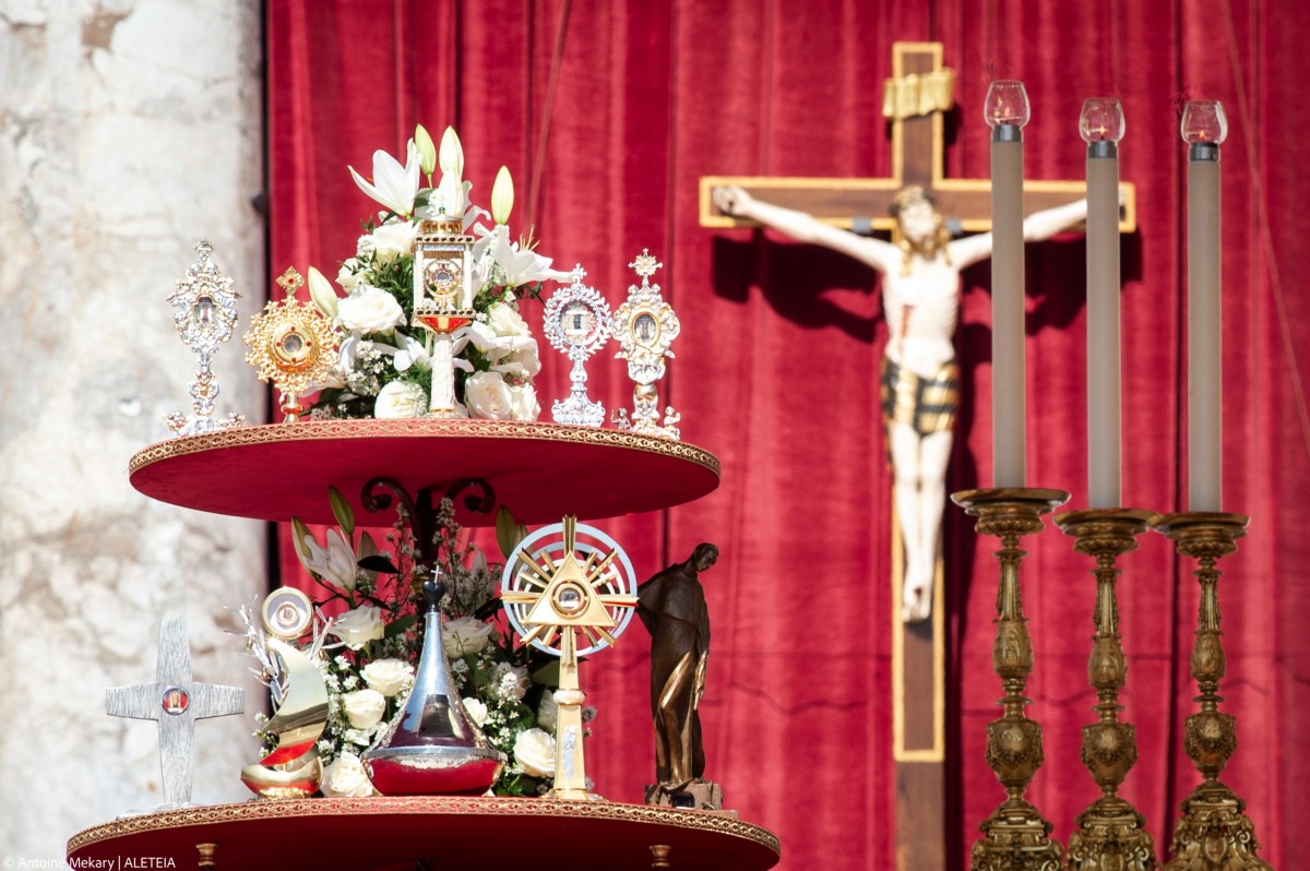 What should a Catholic do if they see a relic for sale?