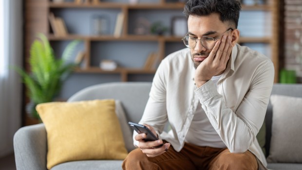 guy bored scrolling