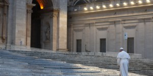 2 Poignant photos show power of prayer, role of Peter