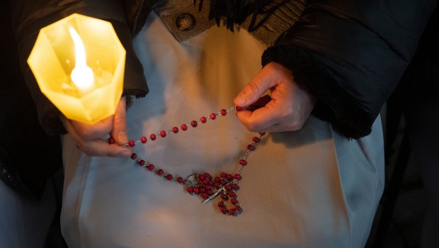 POPE-FRANCIS-HEALTH-HOSPITAL-ROSARY-PRAYER