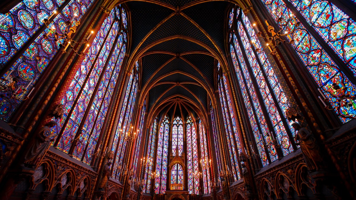 VITRAUX-SAINTE-CHAPELLE-shutterstock_2485447219.jpg