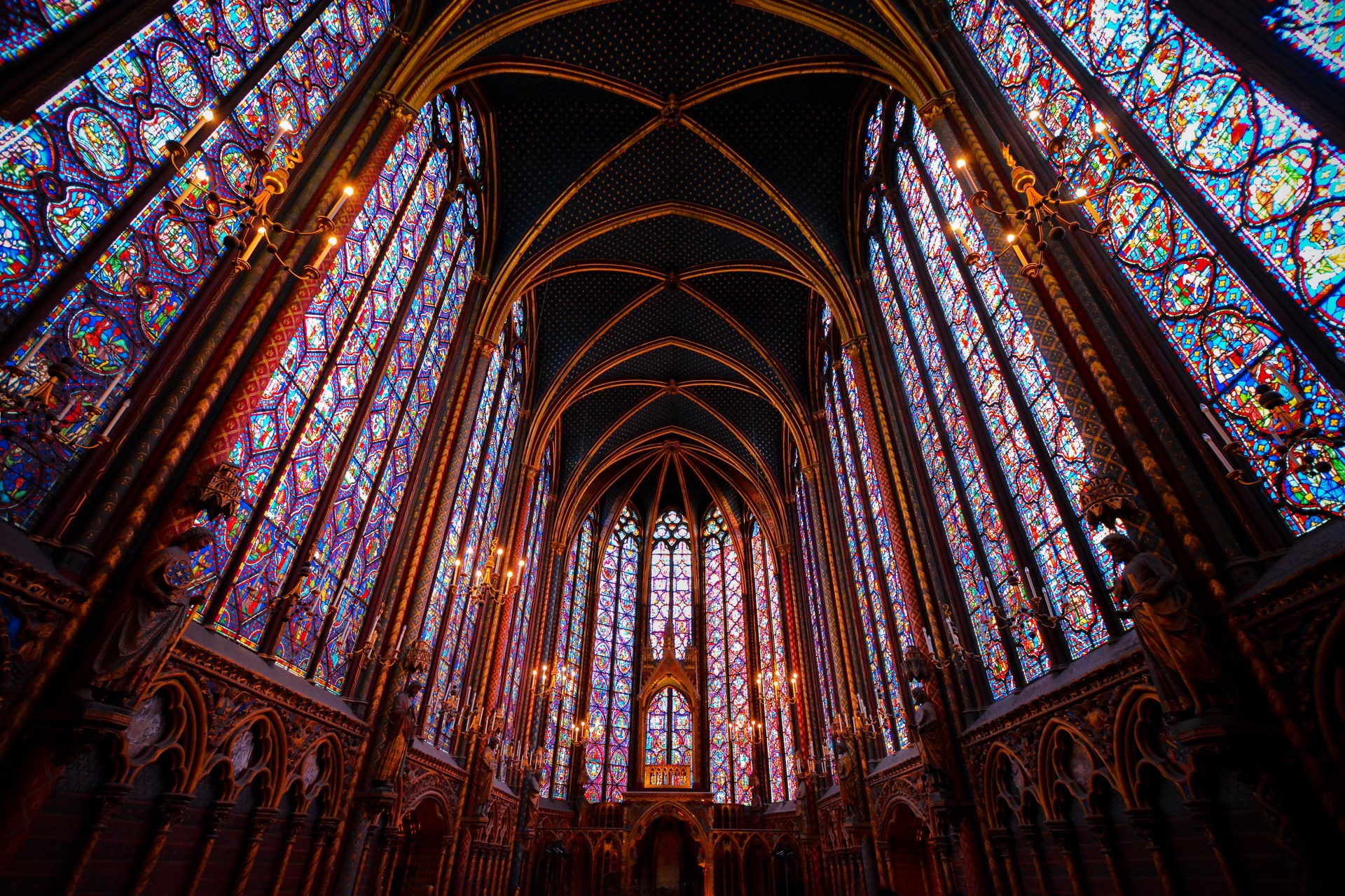 VITRAUX-SAINTE-CHAPELLE-shutterstock_2485447219.jpg