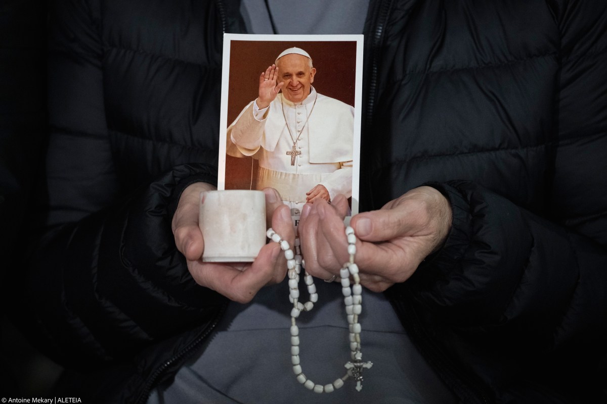 {"rendered":"(Slideshow) Pope sends voice message to Rosary"}