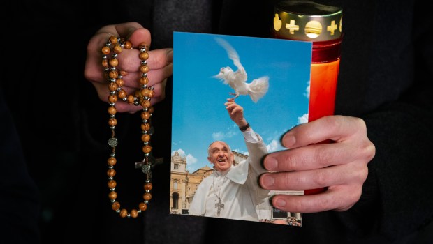 POPE-FRANCIS-HEALTH-HOSPITAL-ROSARY-PRAYER