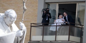 Pope speaks to say &#8220;thank you, everyone&#8221; and acknowledge flowers