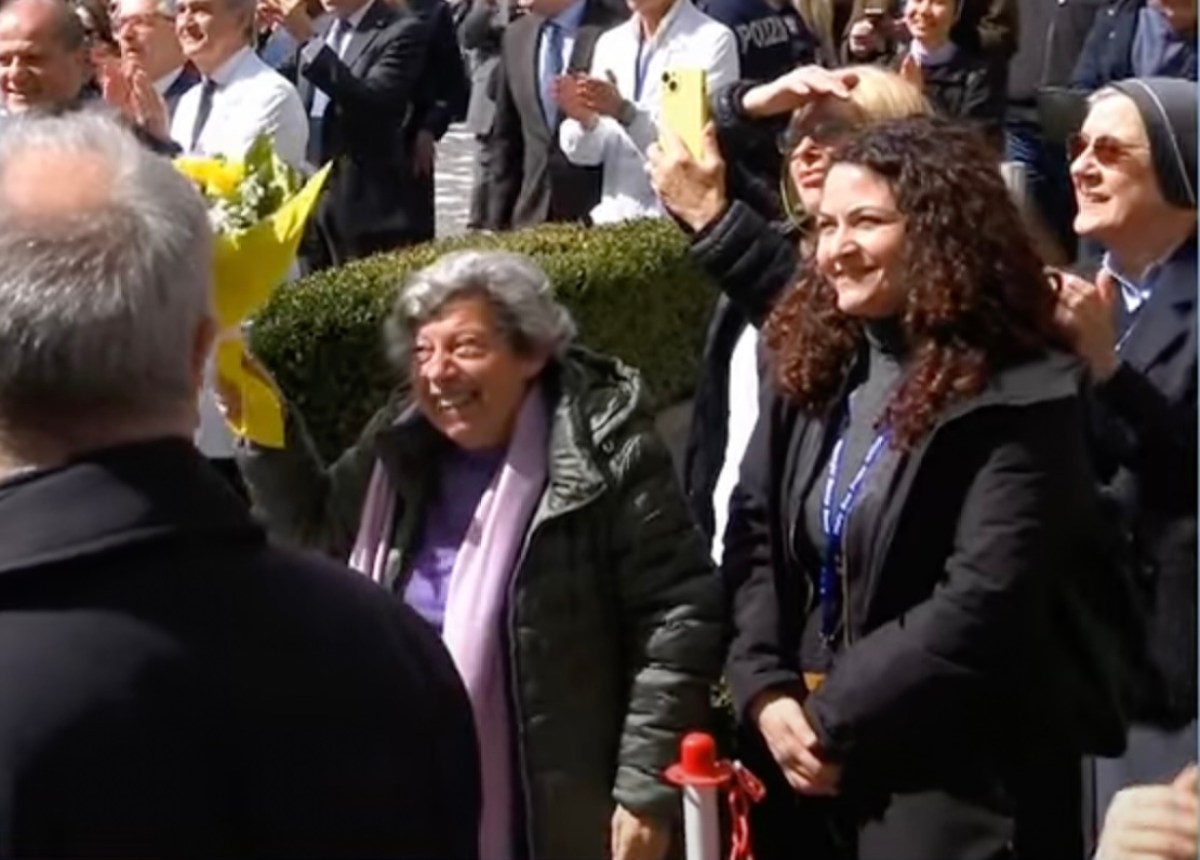 Pope greeting woman with yellow flowers