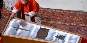 Pope Francis&#8217; coffin is closed in private rite (Photos)
