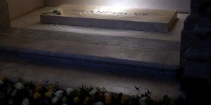 Designers up in arms over Pope Francis’ tombstone