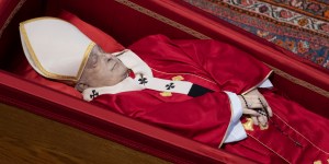 Faithful begin to pay their respects to Pope Francis (photos)