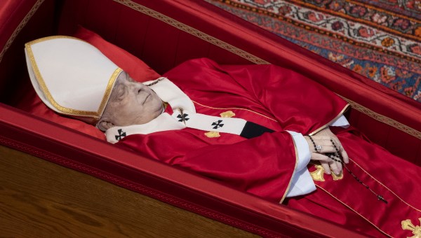 Corner Item Image - Faithful begin to pay their respects to Pope Francis (photos)