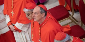 Media press the cardinals for thoughts, expectations