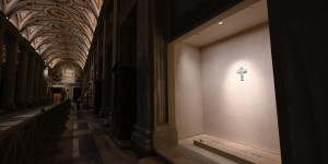 Pope&#8217;s tomb (photos) as faithful begin to visit St. Mary Major