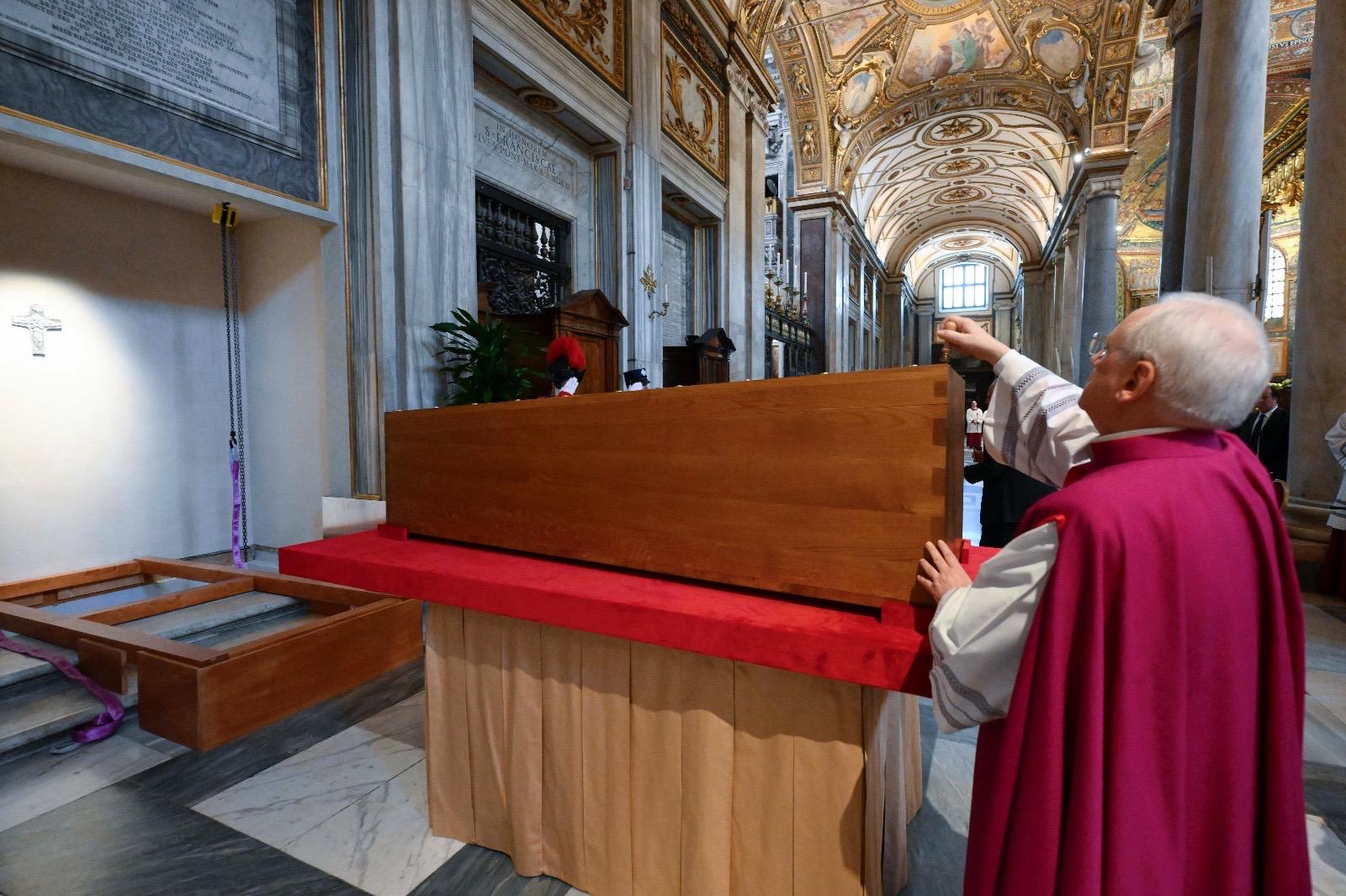 The-burial-rite-of-the-Roman-Pontiff-Pope-Francis