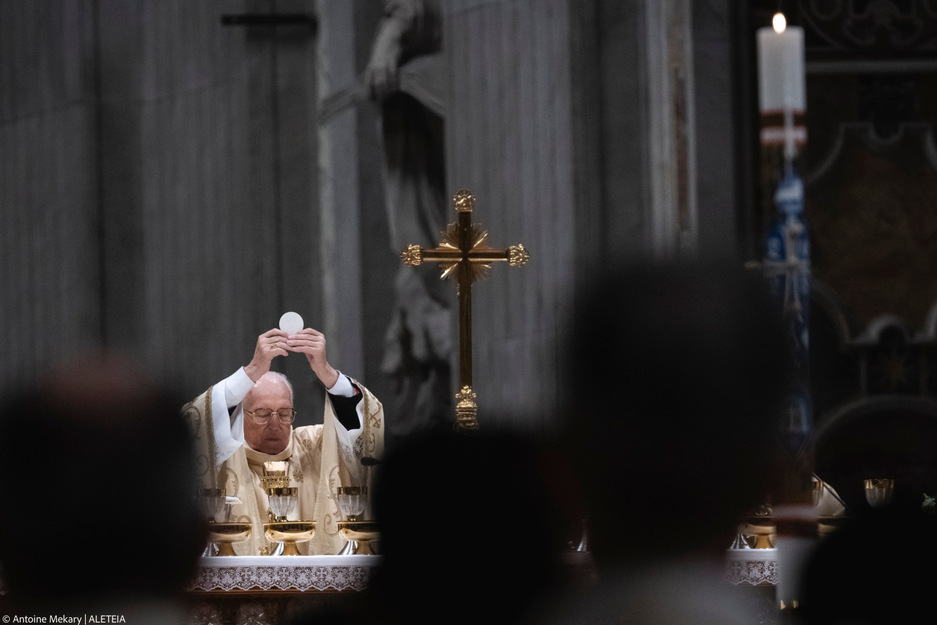 VATICAN-EASTER-VIGIL-2025