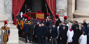 Pope Francis enters St. Peter&#8217;s for the last time (photos)