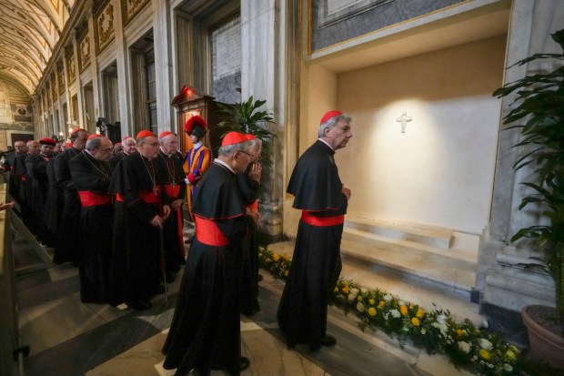 cardinals line at Francis tomb