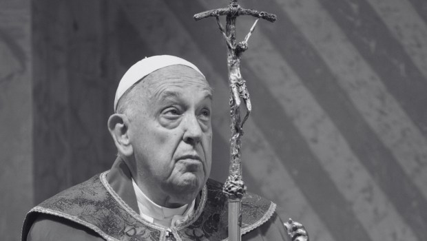 Papież Franciszek patrzy na krzyż