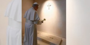 Pope Leo honors St. Thérèse at visit to Francis&#8217; tomb
