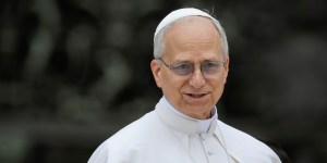 Leo XIV jokes with exuberant group of Curia, Vatican workers