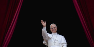 Pope sings Regina Caeli, pleads &#8216;never again war&#8217; (Photos)
