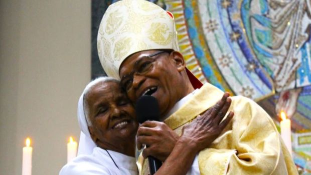 Sœur Sebastiana et son fils, Mgr Henrique Aparecido de Lima, le 4 février 2025.