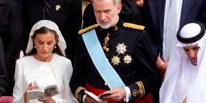 The queens who used the “privilege of white” at Pope’s Mass