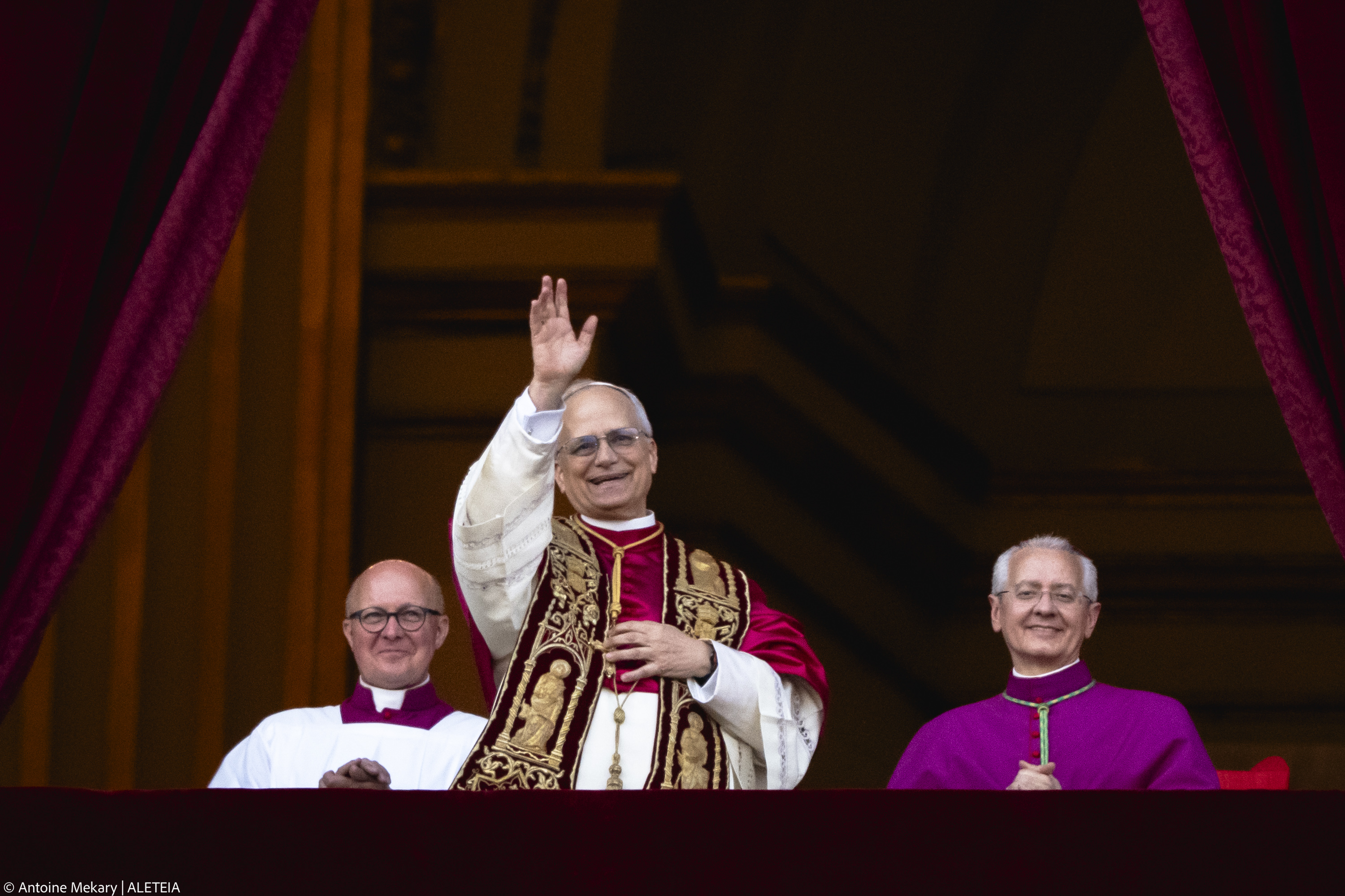 {"rendered":"(Slideshow) The people meet their new pope"}